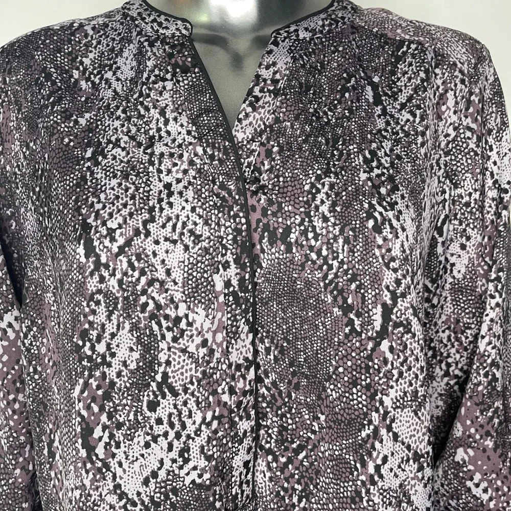🛍️3/$40 Snakeskin Print 3/4 Sleeve Purple Black Top  Size Medium - Picture 4 of 5